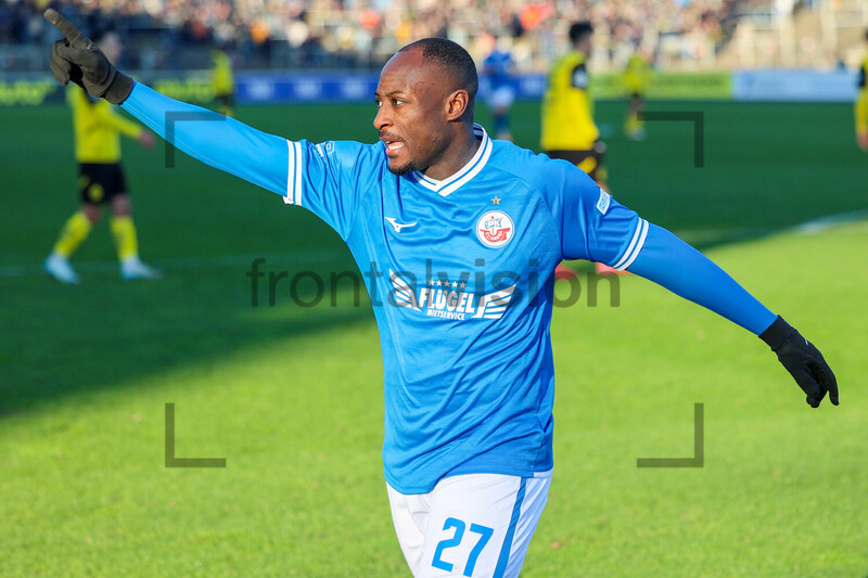 Christian Kinsombi Torjubel mit Team Hansa Rostock