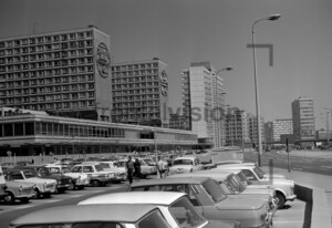 Parkplatz Haus der Mode | Car parking East Berlin