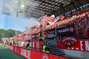 Brennende Westtribüne nach Abpfiff Rot-Weiss Essen - VfL Osnabrück 11.05.2025