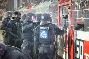 Polizeieinsatz bei Randale, Ausschreitungen RWE Fans in Osnabrück 15.12.2024
