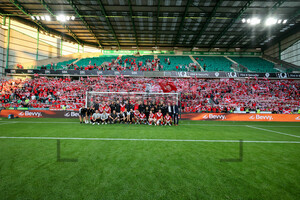 Gruppenfoto RWE Team vor den Essen Fans Easter Road Edinburgh 09.07.2025