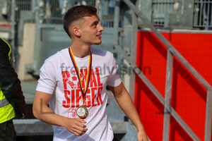 Marvin Obuz verabschiedet sich von den RWE Fans. 25.05.2024
