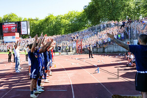 MSV Spieler und Fans jubeln über Derbysieg in Oberhausen