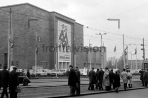 Leipziger Messe Haupteingang Straßenbahn 1963, Leipzig Trade Fair 1963 tram
