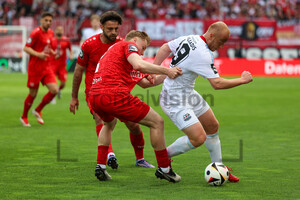 Julian Eitschberger, Sebastian Vasiliadis Zweikampf Rot-Weiss Essen - 1. FC Saarbrücken 26.04.2025