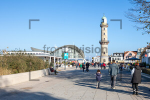 Seepromenade Warnemünde mit Teepott und Leuchtturm