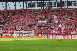 Schalparade Westtribüne Rot-Weiss Essen - 1. FC Saarbrücken 26.04.2025