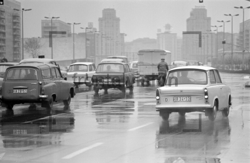 Strassenverkehr Regen Ostberlin | Traffic Rain East Berlin