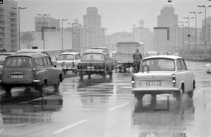 Strassenverkehr Regen Ostberlin | Traffic Rain East Berlin