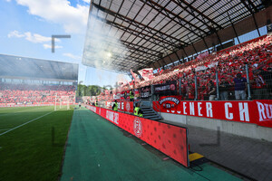 Brennende Westtribüne nach Abpfiff Rot-Weiss Essen - VfL Osnabrück 11.05.2025