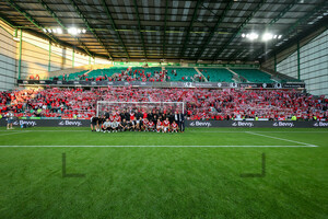 Gruppenfoto RWE Team vor den Essen Fans Easter Road Edinburgh 09.07.2025