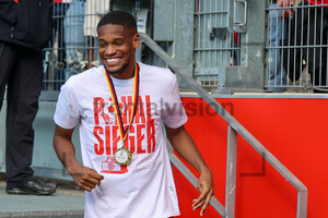 Isaiah Young verabschiedet sich von den RWE Fans 25.05.2024