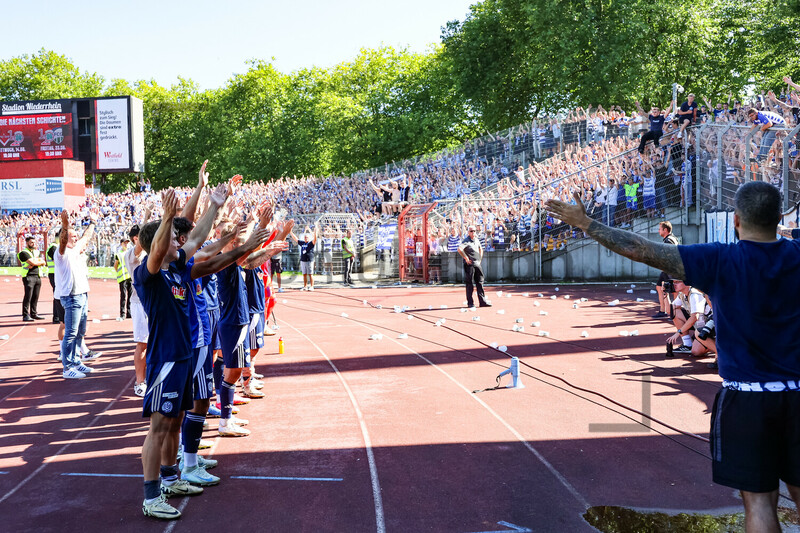 MSV Spieler und Fans jubeln über Derbysieg in Oberhausen