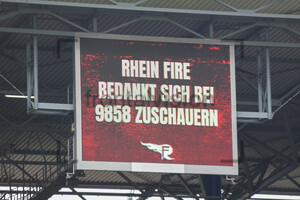 Anzeigentafel Zuschauer Rhein Fire gegen Frankfurt Galaxy Spielfotos 17.09.2023