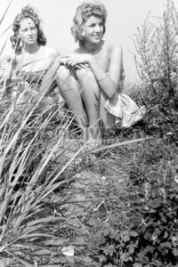 Junge Frauen am Strand 1956 | Young Woman at the beach