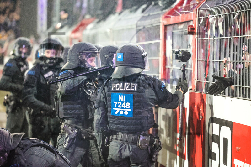 Polizeieinsatz bei Randale, Ausschreitungen RWE Fans in Osnabrück 15.12.2024