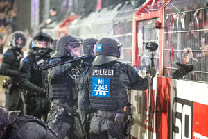 Polizeieinsatz bei Randale, Ausschreitungen RWE Fans in Osnabrück 15.12.2024