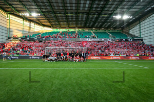 Gruppenfoto RWE Team vor den Essen Fans Easter Road Edinburgh 09.07.2025