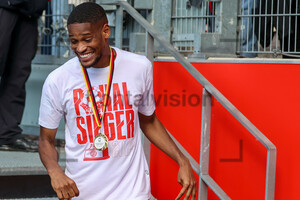 Isaiah Young verabschiedet sich von den RWE Fans 25.05.2024