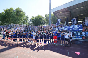 MSV Spieler und Fans jubeln über Derbysieg in Oberhausen