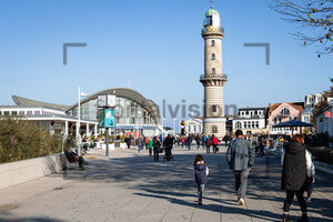 Seepromenade Warnemünde mit Teepott und Leuchtturm