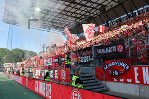 Brennende Westtribüne nach Abpfiff Rot-Weiss Essen - VfL Osnabrück 11.05.2025