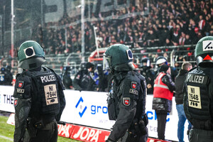 Polizeieinsatz bei Randale, Ausschreitungen RWE Fans in Osnabrück 15.12.2024