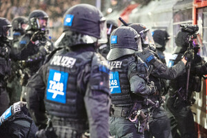 Polizeieinsatz bei Randale, Ausschreitungen RWE Fans in Osnabrück 15.12.2024