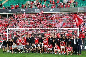 Gruppenfoto RWE Team vor den Essen Fans Easter Road Edinburgh 09.07.2025