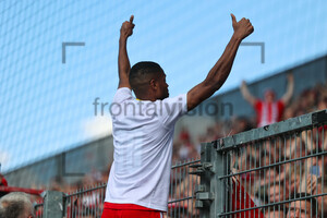 Isaiah Young verabschiedet sich von den RWE Fans 25.05.2024