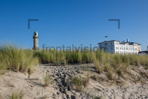 Leuchtturm Warnemünde hinter Sanddünen