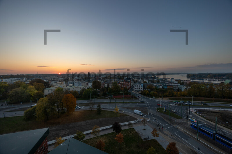 Unterwarnow mit Fähren und Hafenkran in Rostock