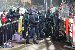 Polizeieinsatz bei Randale, Ausschreitungen RWE Fans in Osnabrück 15.12.2024