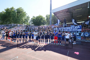 MSV Spieler und Fans jubeln über Derbysieg in Oberhausen