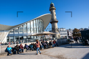 Seepromenade Warnemünde mit Teepott und Leuchtturm