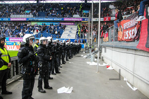 Polizei vor RWE Fans Gästeblock in Duisburg