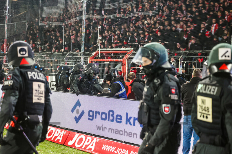 Polizeieinsatz bei Randale, Ausschreitungen RWE Fans in Osnabrück 15.12.2024