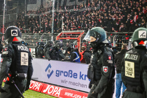 Polizeieinsatz bei Randale, Ausschreitungen RWE Fans in Osnabrück 15.12.2024