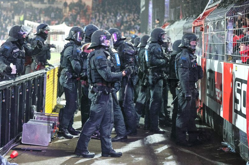 Polizeieinsatz bei Randale, Ausschreitungen RWE Fans in Osnabrück 15.12.2024