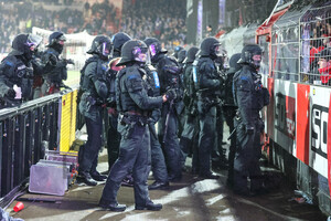 Polizeieinsatz bei Randale, Ausschreitungen RWE Fans in Osnabrück 15.12.2024