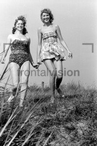 Junge Frauen am Strand 1956 | Young Woman at the beach