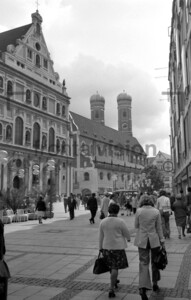München 1974 Neuhauser Straße und Frauenkirche