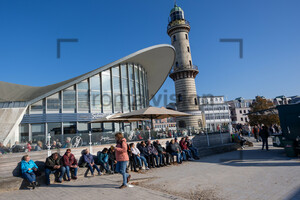 Seepromenade Warnemünde mit Teepott und Leuchtturm