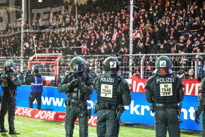 Polizeieinsatz bei Randale, Ausschreitungen RWE Fans in Osnabrück 15.12.2024