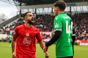 Ramien Safi brüllt Lukas Wallner an Rot-Weiss Essen H96