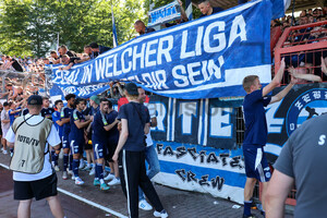MSV Spieler bedanken sich für Support bei Spiel in Oberhausen