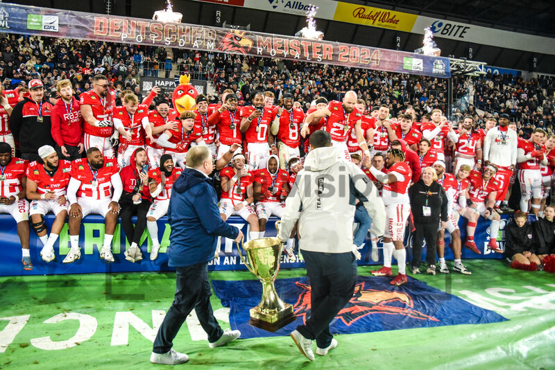 Meisterfeier Potsdam Royals ERIMA GFL Bowl Potsdam Royals Dresden Monarchs Spielfotos 12.10.2024