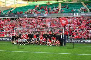 Gruppenfoto RWE Team vor den Essen Fans Easter Road Edinburgh 09.07.2025