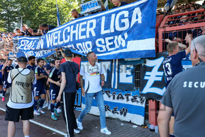 MSV Spieler und Trainer bedanken sich für Support bei Spiel in Oberhausen