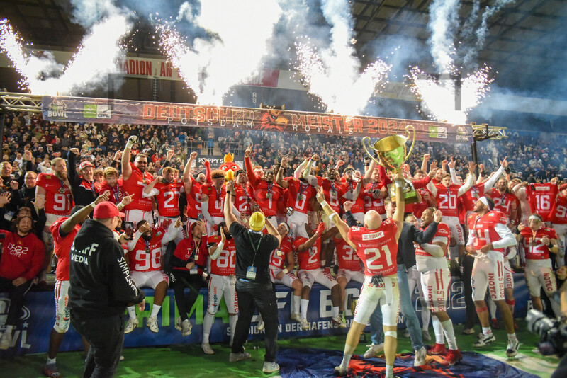 Meisterfeier Potsdam Royals ERIMA GFL Bowl Potsdam Royals Dresden Monarchs Spielfotos 12.10.2024
